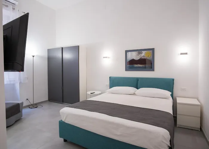 Roem At The Station 3*