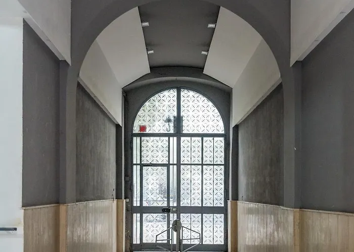 Roem At The Station 3*