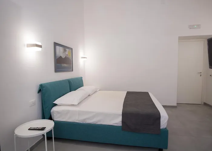 Roem At The Station Napoli