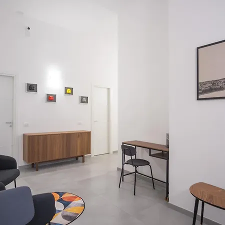 Roem At The Station 3*