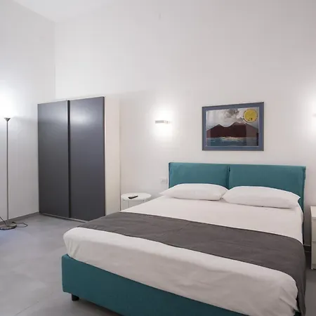 Roem At The Station 3*