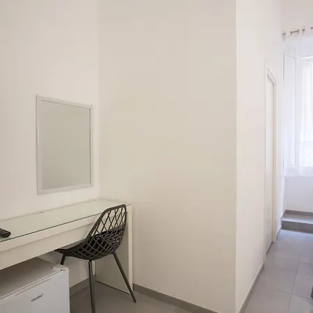 Roem At The Station 3*