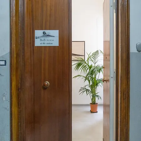 Roem At The Station נאפולי