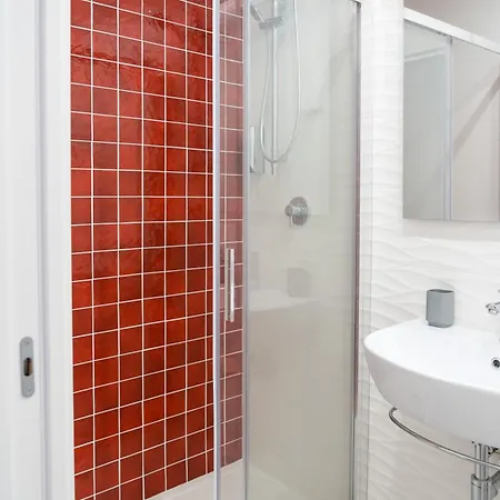 Roem At The Station 3*